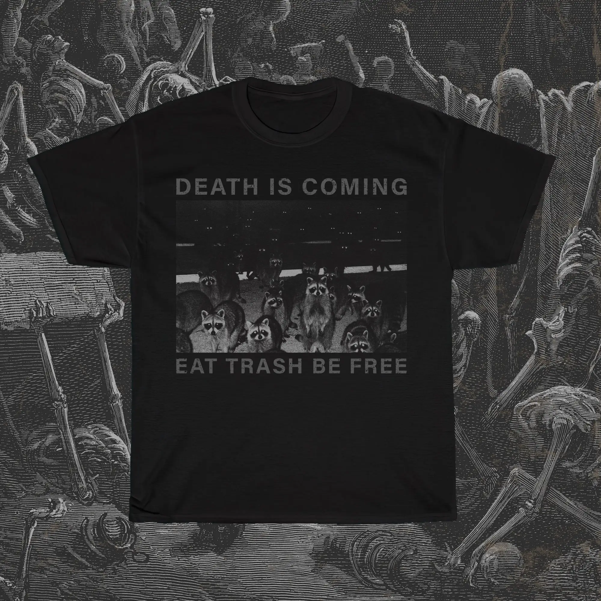 Смъртта наближава, яж боклуци, независимо дали е свободна, забавна тениска с енотом Изображение 0